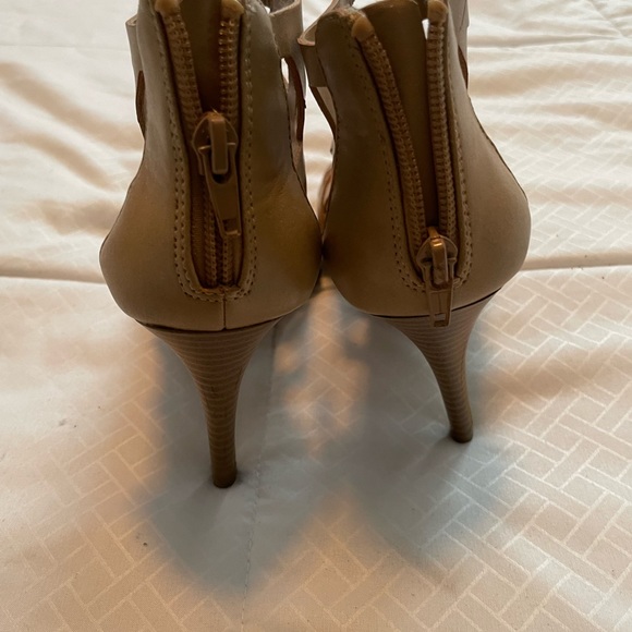 Cute heels with cut out pattern style!! - Picture 4 of 7